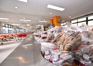 학교 비정규직 '파업', 대체급식으로 쌓인 빵들