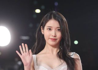 아이유 '손만 들어도 아름다움 폭발'