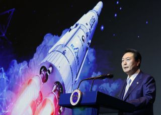 尹, '우주경제 로드맵' 발표…"2032년 달·2045년 화성 착륙"