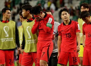 가나에 2대3 패배 후 아쉬워하는 대한민국 축구대표팀