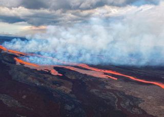 세계 최대 활화산 38년 만에 분화....정상부서 용암 분출