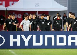 힘차게 훈련 나서는 대한민국 축구대표팀