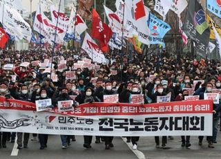 민주노총, 여의도 대규모 집회…"화물연대 파업 지지"