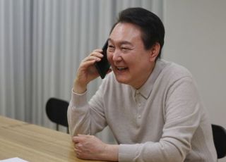 尹, '16강 진출' 벤투·손흥민과 통화…"얼굴 괜찮나, 큰 선물 줘 고맙다"
