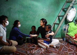 김건희 '조명 의혹'에…외교부 "선의의 봉사활동 지적 유감"