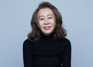 [D:이슈] 윤여정도 등 돌렸다…'세계적 배우' 위상 흠집 낸 권진영과 후크