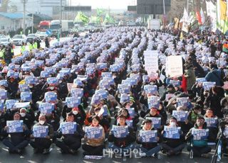 경찰, 화물연대 운송거부 불법행위 54명 수사 중