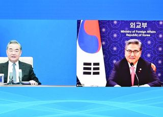 "고위급 교류·소통 필요성 공감"…한중 외교장관 화상회담