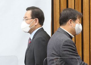 원내대책회의 참석하는 주호영 원내대표와 이철규 예결위 간사