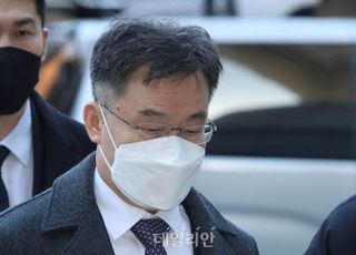 '김만배 260억 수익 은닉 혐의' 최측근 2명 구속영장심사中