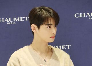 차은우 '옆모습만 봐도 멋져'