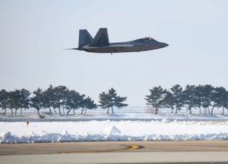 美 F-22 4년만에 한반도 출격…B-52H 전폭기와 연합훈련도