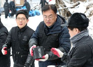 연탄나눔 봉사활동하는 정진석 국민의힘 비대위원장