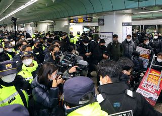 '오세훈 휴전' 수용 하루 만에…서울시 "전장연 약속 깨면 손배소 제기 검토"