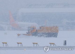 제주공항, 기상악화로 오후까지 '결항 속출'…이용객들 '발 동동'