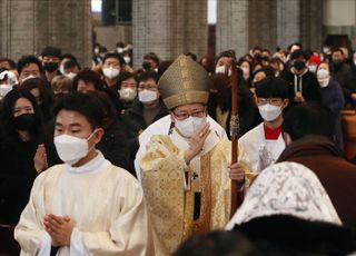 성전 입장하는 천주교 서울대교구장 정순택 대주교