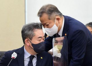 이상민 행안부 장관과 윤희근 경찰청장의 귀엣말