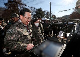 소총조준사격드론 살펴보는 주호영 국민의힘 원내대표