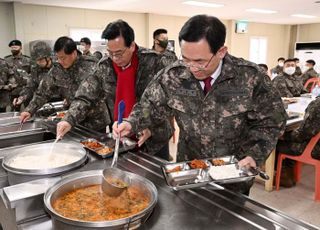 배식 받는 주호영 원내대표