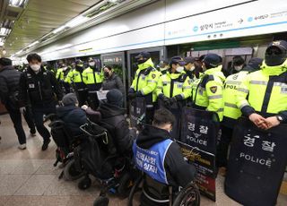 전장연, 삼각지역서 7시간째 대치…4호선 지하철 1대 무정차 통과