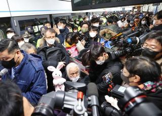 전장연, 지하철 탑승 놓고 11시간째 교통공사와 대치