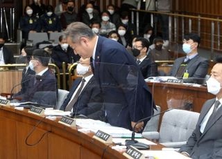 청문회에서 유가족에게 머리 숙여 사과하는 이상민 장관