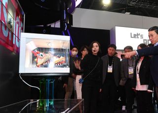 [CES 2023/포토] 전시존 방문한 조주완 LG전자 사장