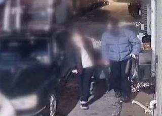 벌거벗은 채 울던 세살배기, 악취 진동 쓰레기 집서 발견됐다