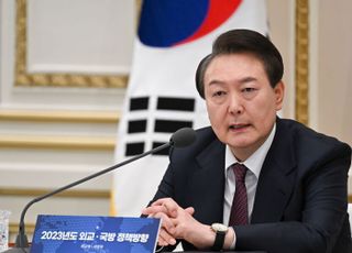 尹대통령 "북핵 문제 심각해지면, 전술핵 배치나 자체 핵 보유 할 수 있다"