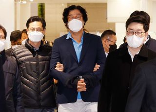 김성태 전 회장, 인천공항 통해 귀국