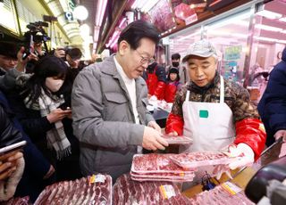 망원시장 방문한 이재명, '식료품 둘러보는 중'