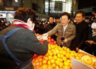 이재명, 설날 앞두고 망원시장 방문