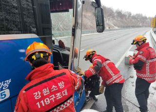 영동고속도로서 관광버스·1t 트럭 추돌사고…28명 구조