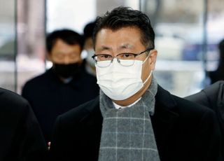 '비자금 조성' 장원준 전 신풍제약 대표,, 영장실질심사 출석