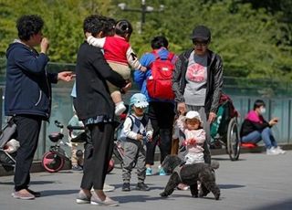 중국의 ‘눈물겨운’ 인구 늘리기 대책…"미혼·비혼자녀 출생신고 허용"