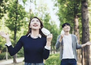 3년 만의 실내 ‘노 마스크’... 노래방·유흥업계 훈풍 기대