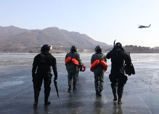 '한치의 망설임 없이 얼음물 속으로' 공군, 혹한기 구조작전 훈련