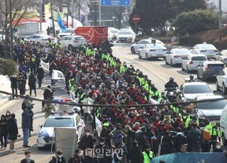 이태원 참사 유가족, 서울시청 광장에 분향소 기습 설치