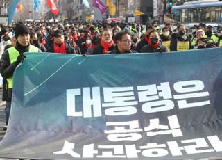 이태원 유족, 서울광장 기습 추모대회…경찰과 물리적 충돌 
