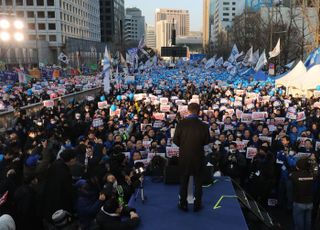 이재명 “정치보복으로 민주주의가 위기에 처해”