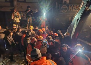 韓 긴급구호대, 튀르키예 생존자 속속 구출