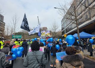 "이재명 구속" vs "검사독재 박살"…중앙지검, 맞불집회 아수라장