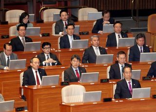 박홍근 민주당 원내대표 교섭단체 대표연설 듣는 국무위원들