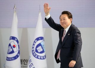 尹대통령 지지율 42.0%…2주 전보다 소폭 상승 [데일리안 여론조사]