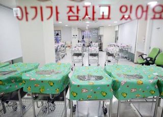 "韓출산율, 돈 쏟아붓고도 세계 최저 깨"…외신도 주목한 수치