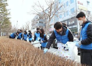 우리은행, 신입행원 플로깅 봉사활동 실시