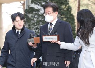 이재명, 첫 재판 출석 '묵묵부답'…격주 금요일 집중심리한다