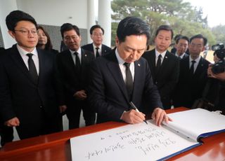 김기현, 현충원 참배..."오직 민생...국민의 나라 만들겠습니다"