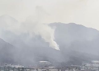 대구 앞산서 또 산불…소방헬기 동원 진화 중