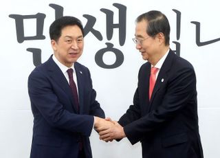 한덕수 국무총리와 인사하는 김기현 대표